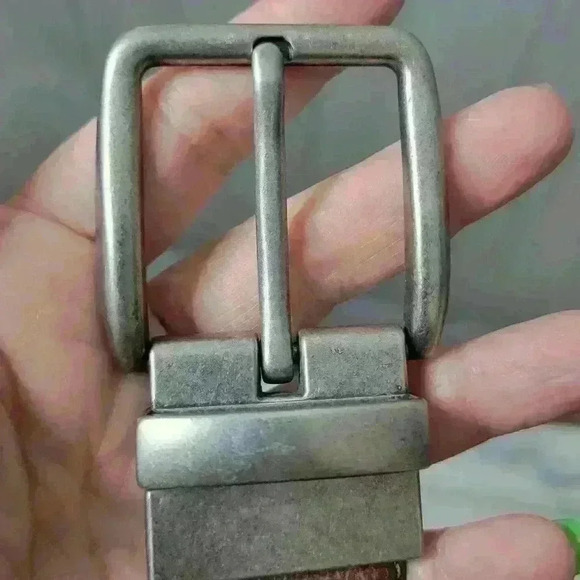 Brown & black belt in one. Metal buckle twist to change belt color preference - Picture 11 of 11